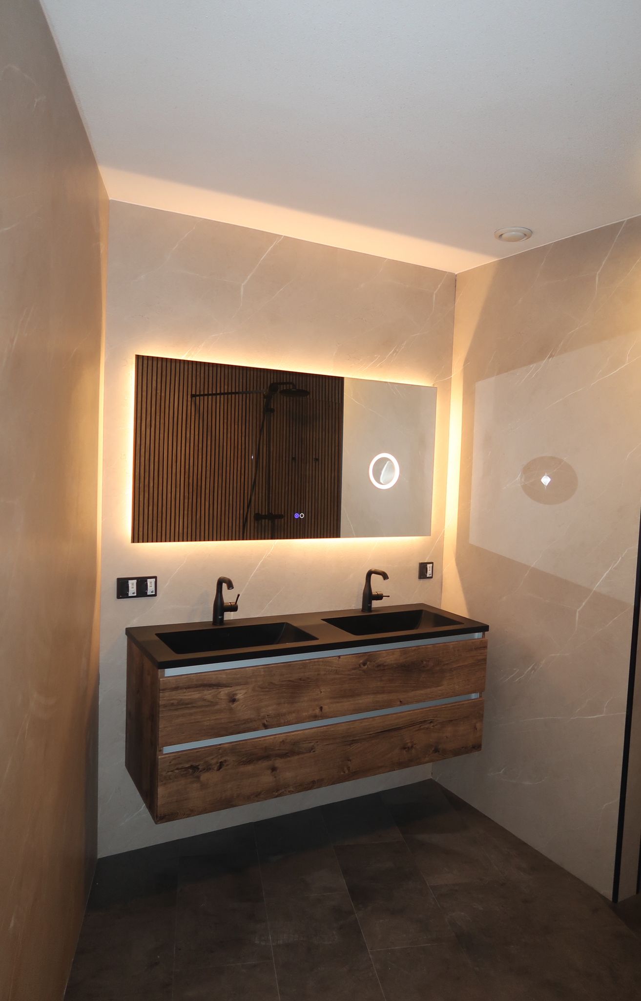 Moderne badkamer met houtlook wastafelmeubel, LED-spiegel en inloopdouche